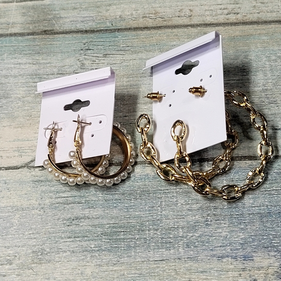 Elegant Gold and Pearl Hoop Earrings Set - Picture 3 of 8